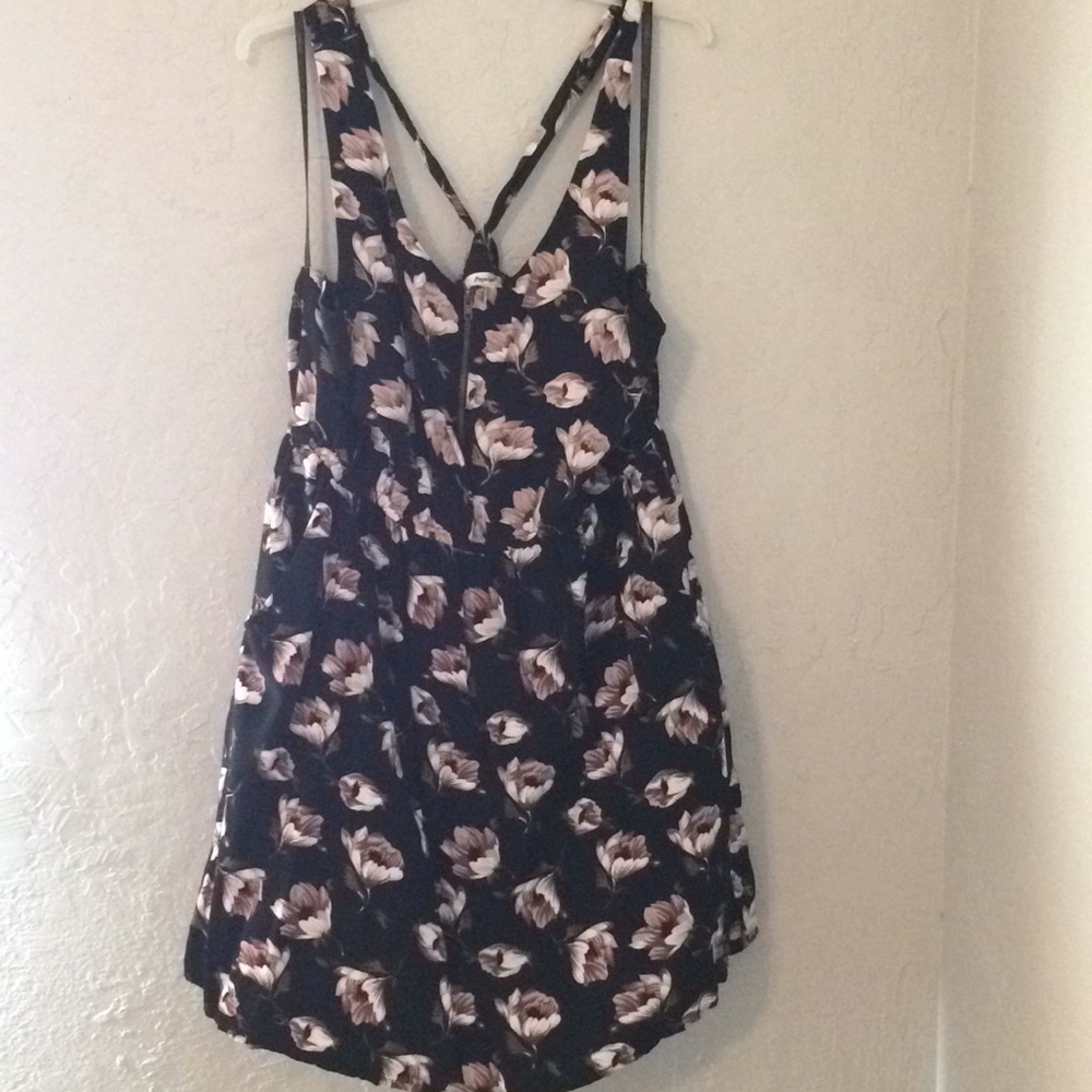 Dress with front zipper and pockets